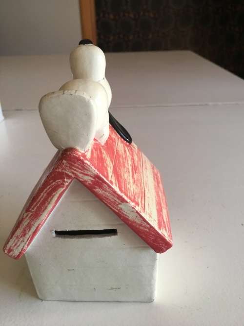 SNOOPY CHARACTER KENNEL CERAMIC MONEY BOX