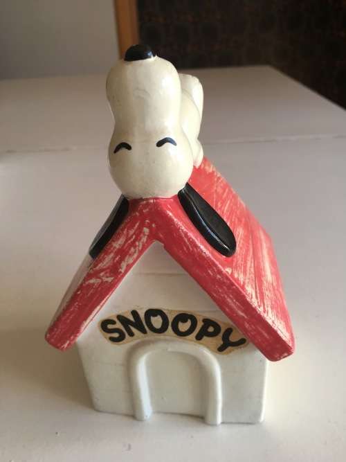 SNOOPY CHARACTER KENNEL CERAMIC MONEY BOX