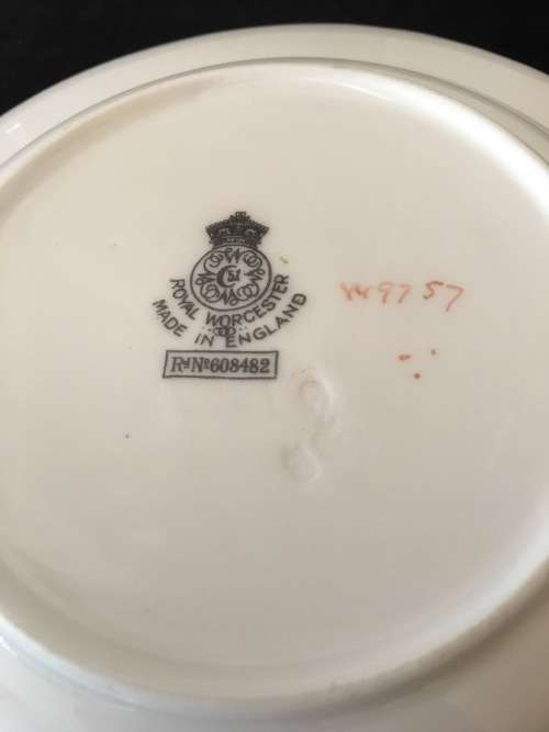 ROYAL WORCESTER ENGLAND PLATE RdNo. 608482 PAINTED W9757 - HIGHLY DECORATED