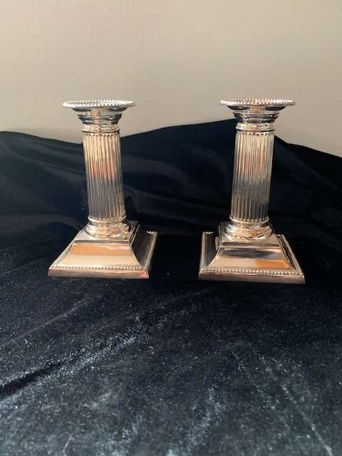 WALKER & HALL SHEFFIELD ENGLAND SILVER PLATED PAIR OF CORINTHIAN STYLE CANDLE HOLDERS