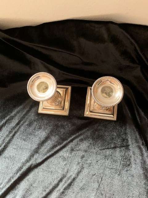 WALKER & HALL SHEFFIELD ENGLAND SILVER PLATED PAIR OF CORINTHIAN STYLE CANDLE HOLDERS