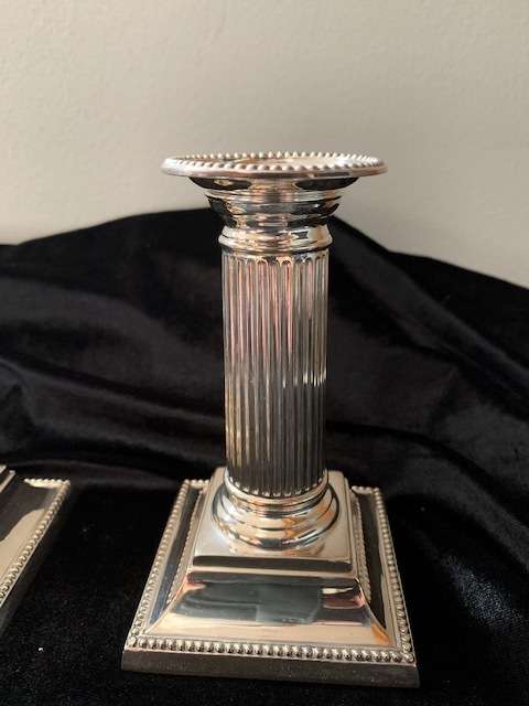 WALKER & HALL SHEFFIELD ENGLAND SILVER PLATED PAIR OF CORINTHIAN STYLE CANDLE HOLDERS