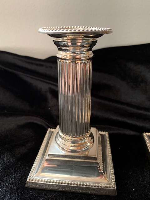 WALKER & HALL SHEFFIELD ENGLAND SILVER PLATED PAIR OF CORINTHIAN STYLE CANDLE HOLDERS
