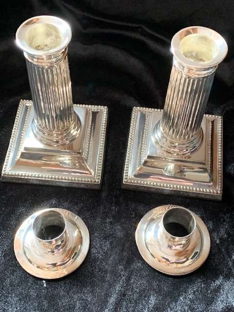 WALKER & HALL SHEFFIELD ENGLAND SILVER PLATED PAIR OF CORINTHIAN STYLE CANDLE HOLDERS