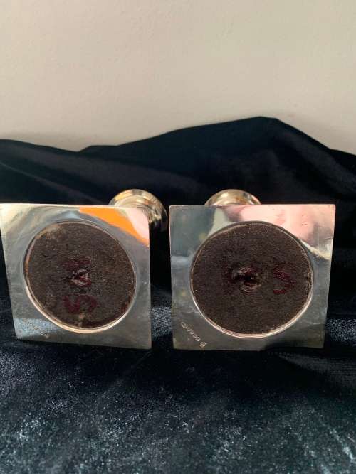 WALKER & HALL SHEFFIELD ENGLAND SILVER PLATED PAIR OF CORINTHIAN STYLE CANDLE HOLDERS