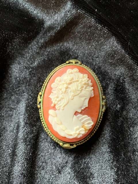 VINTAGE ESTEE LAUDER COLLECTIBLE KEEPSAKE CAMEO SOLID PERFUME YOUTH DEW GOLD TONE COMPACT