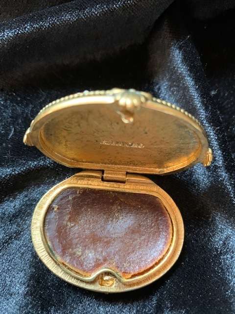 VINTAGE ESTEE LAUDER COLLECTIBLE KEEPSAKE CAMEO SOLID PERFUME YOUTH DEW GOLD TONE COMPACT