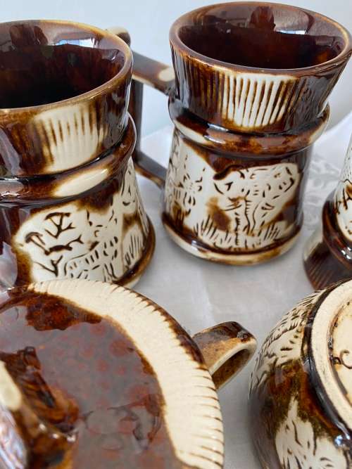 CRESCENT WARE 964 KRUGER PARK SA GLAZED CERAMICS SET OF MUGS X 3, SUGAR BOWL AND JAM POT and LID