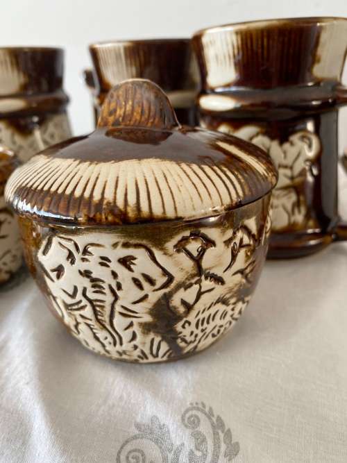 CRESCENT WARE 964 KRUGER PARK SA GLAZED CERAMICS SET OF MUGS X 3, SUGAR BOWL AND JAM POT and LID