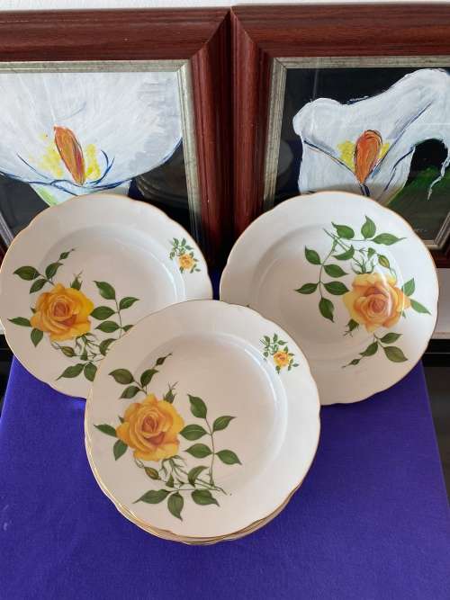 MID-CENTURY CZECHOSLOVAKIA PORCELAIN SET OF 6 x GOLD RIMMED FLOWER PATTERN LARGE BOWLS