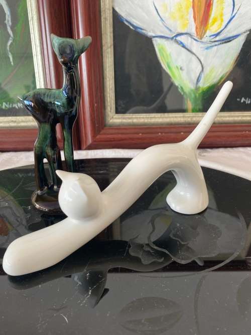 MID-CENTURY 1970s NAAMAN ISRAEL WHITE PORCELAIN STRETCHING ARCHED BACK CAT