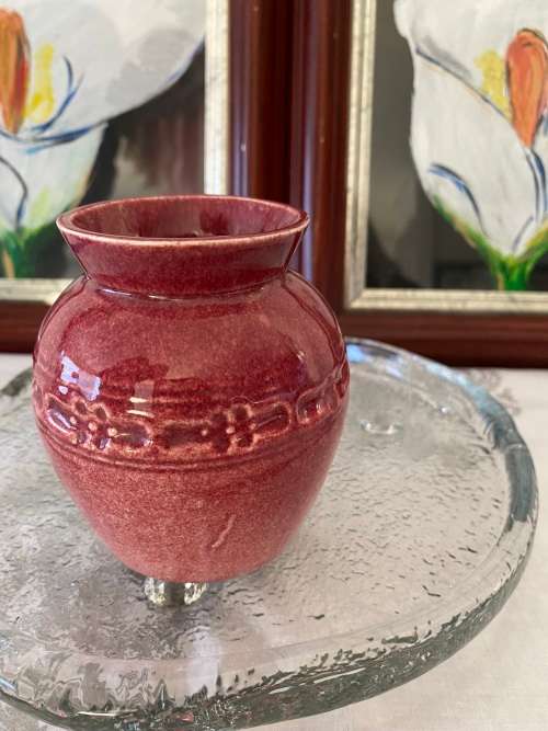MID-CENTURY LUCIA WARE 1503 ROSE RED VASE