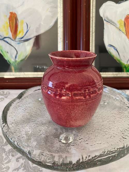 MID-CENTURY LUCIA WARE 1503 ROSE RED VASE