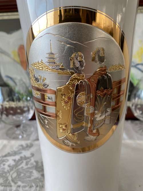 THE ART OF CHOKIN JAPANESE GEISHA GIRLS GILDED STAMPED MADE IN JAPAN PORCELAIN LARGE VASE