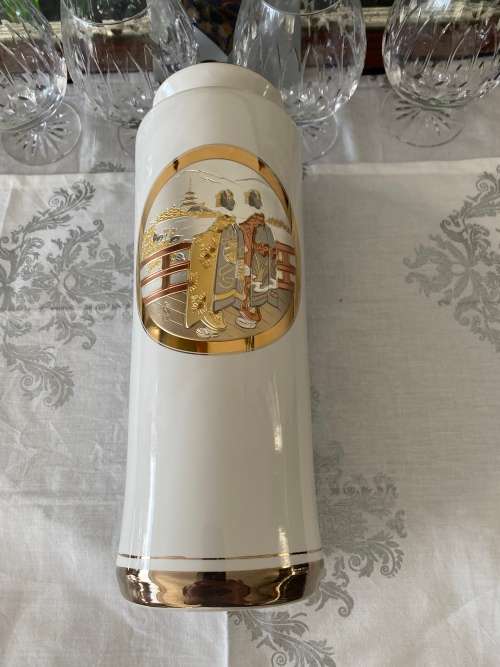 THE ART OF CHOKIN JAPANESE GEISHA GIRLS GILDED STAMPED MADE IN JAPAN PORCELAIN LARGE VASE