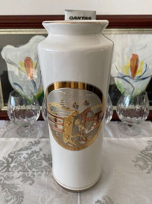 THE ART OF CHOKIN JAPANESE GEISHA GIRLS GILDED STAMPED MADE IN JAPAN PORCELAIN LARGE VASE