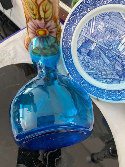 MID-CENTURY BLUE GLASS STUDIO HANDBLOWN GLASS BULBOUS VASE