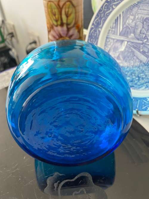 MID-CENTURY BLUE GLASS STUDIO HANDBLOWN GLASS BULBOUS VASE