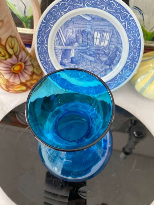 MID-CENTURY BLUE GLASS STUDIO HANDBLOWN GLASS BULBOUS VASE