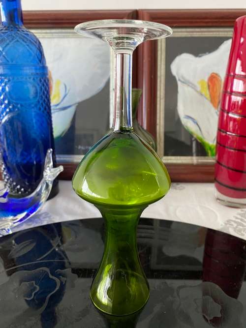 VINTAGE GREEN GLASS CLEAR STEM SPECIMEN BUD VASE