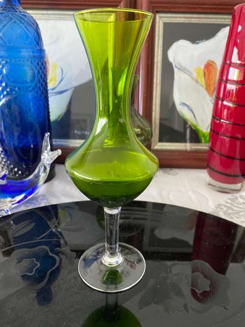 VINTAGE GREEN GLASS CLEAR STEM SPECIMEN BUD VASE