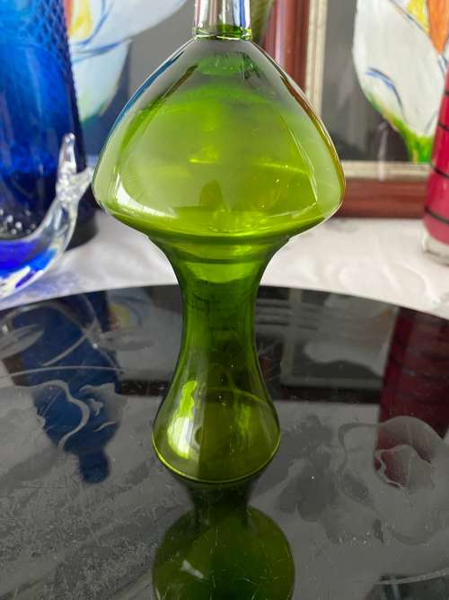 VINTAGE GREEN GLASS CLEAR STEM SPECIMEN BUD VASE