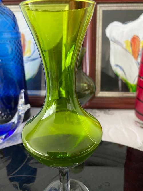 VINTAGE GREEN GLASS CLEAR STEM SPECIMEN BUD VASE