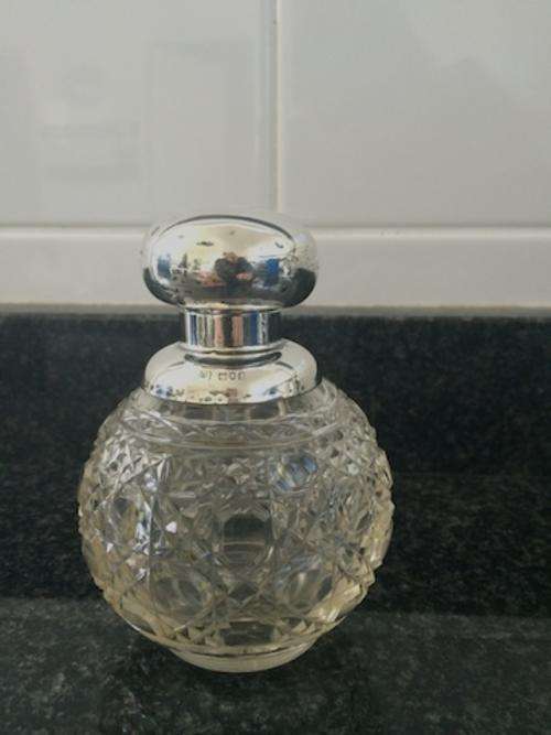 HALLMARK SILVER LONDON 1914 (LID & COLLAR) HOBNAIL CRYSTAL PERFUME BOTTLE