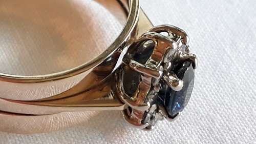 9ct Yellow gold diamond and Sapphire ring