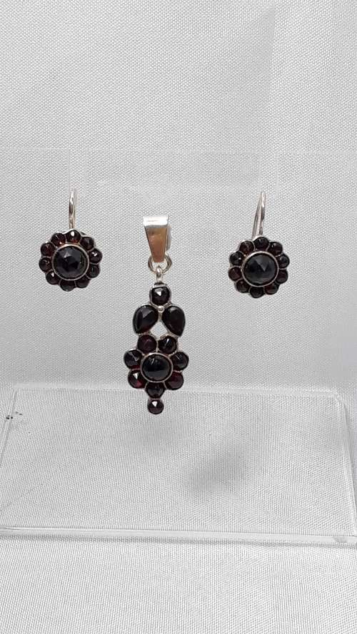 Antique 9ct gold set