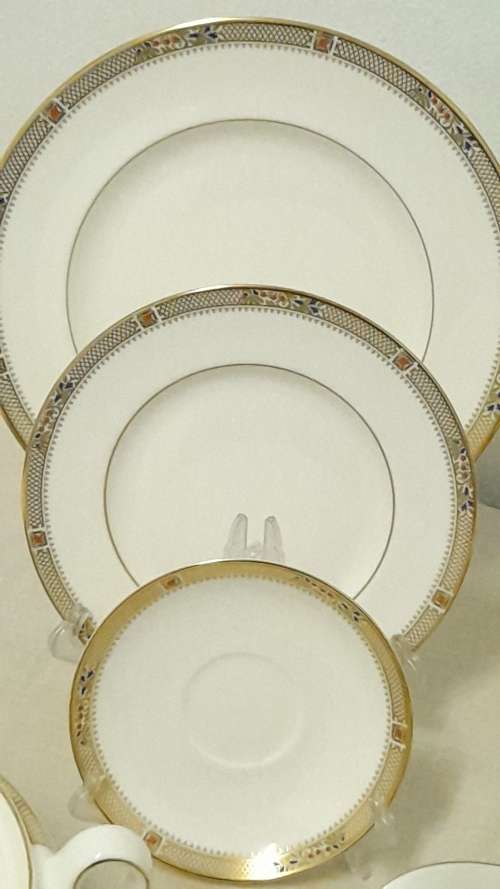 Royal Doulton `Caliph` dinnerware
