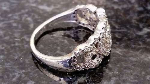 Ornate Ladies Silver Ring set with Cubic Zirconia's - 2.5 grams