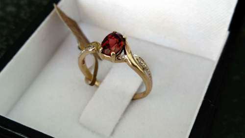 9ct Yellow Gold Crossover Garnet & Diamond Ring.