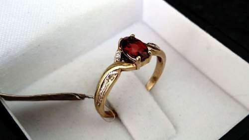 9ct Yellow Gold Crossover Garnet & Diamond Ring.