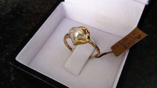 9ct Yellow Gold, Pearl and Diamond Rng.