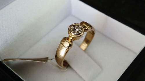 9ct Yellow Gold Ring with Diamond.
