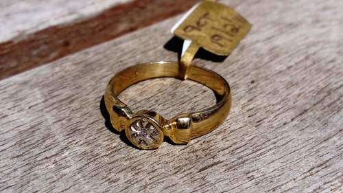 9ct Yellow Gold Ring with Diamond.