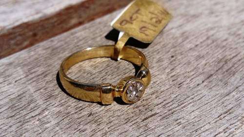 9ct Yellow Gold Ring with Diamond.