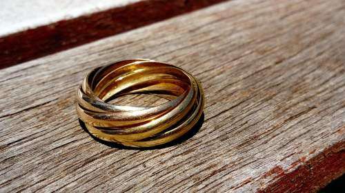 18ct, 7 Band Trinity Ring - 5.9gr - REDUCED STARTING BID