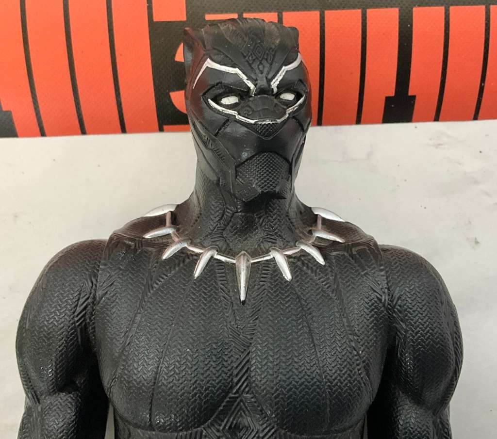 Large Black Panther figurine (Hasbro)