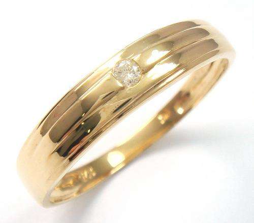 Beautiful solid 9kt gold genuine diamond ring.
