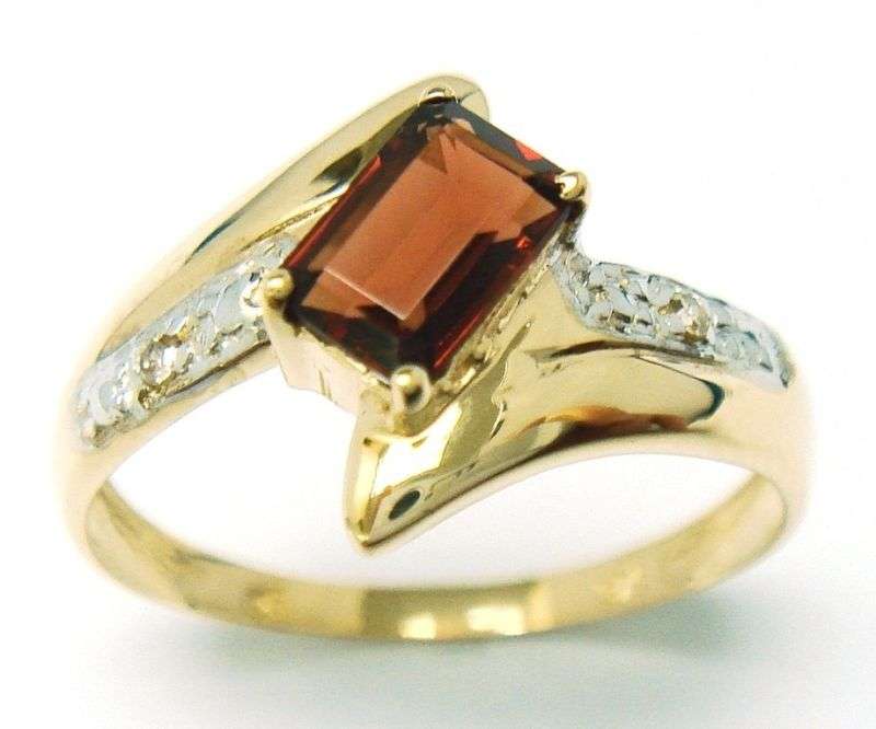Beautiful solid 10kt gold and genuine garnet and diamonds ring.