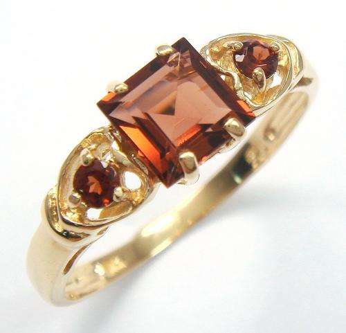Beautiful solid 9kt gold and genuine garnet ring.