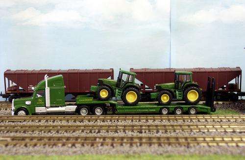 HO Gauge Low loader with 2 John Deere tractors new