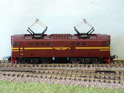 HO Gauge Lima SAR 5E Brown powered loco. Like new Boxed