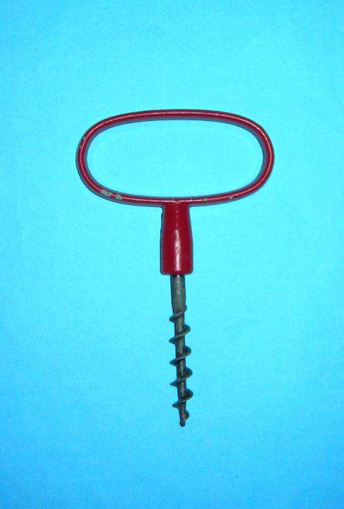 VINTAGE SUPER STRONG SOLID METAL CORK SCREW IN PERFECT CONDITION..