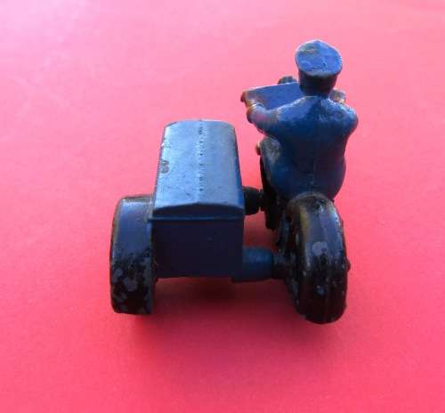 ORIGINAL AND COMPLETE DINKY TOYS DIE-CAST NO 43 B `RAC` MOTORCYCLE IN BLUE FROM ENGLAND. NOT CORGI.