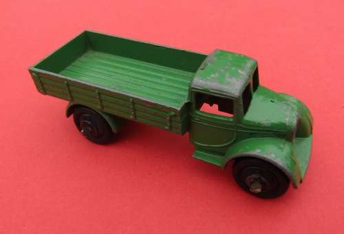 SCARCE VINTAGE DIE-CAST METAL TRUCK WITH RUBBER WHEELS BY `MECCANO DINKY` FROM ENGLAND.