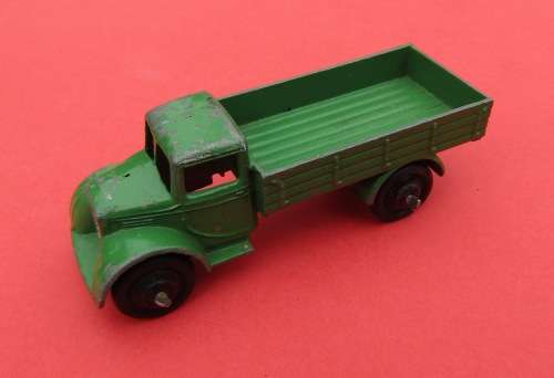 SCARCE VINTAGE DIE-CAST METAL TRUCK WITH RUBBER WHEELS BY `MECCANO DINKY` FROM ENGLAND.