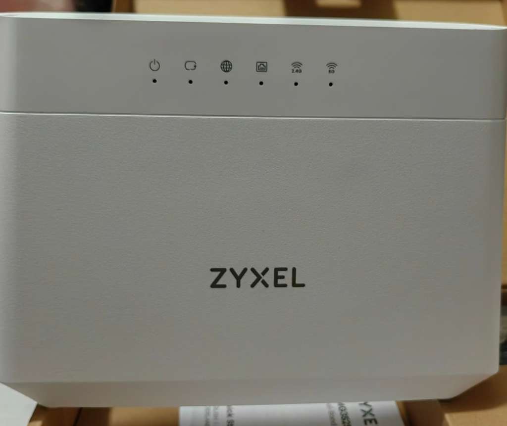 Zyxel Dual-Band Wireless AC/N Gigabit Ethernet Gateway EMG3525-T50B/P